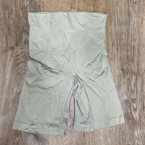 Maidenform high rise biker short Shapewear. Small. New without tags.